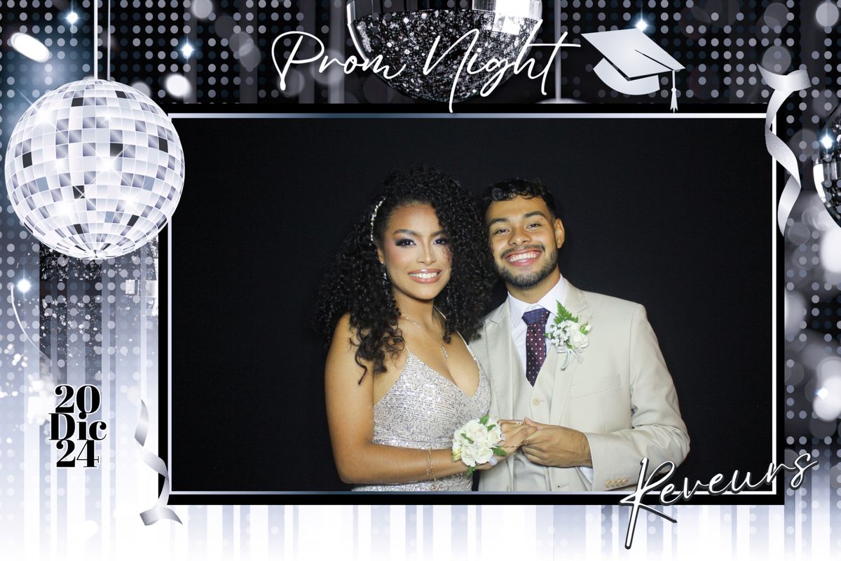 Pareja en su prom con marco personalizado